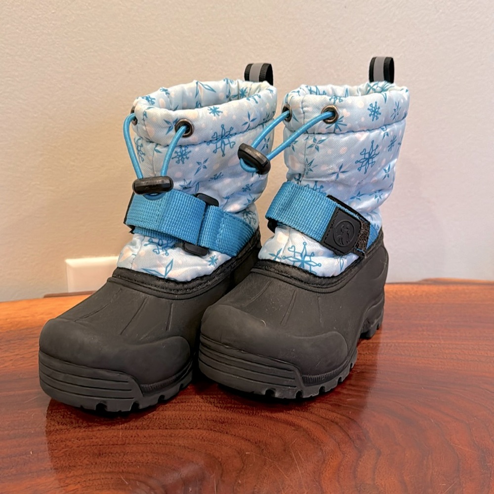 Toddler size 7 snowflake pattern snowboots